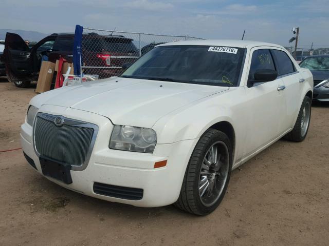 2C3KA43R88H230002 - 2008 CHRYSLER 300 LX WHITE photo 2