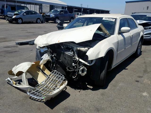 2C3LA43R17H785912 - 2007 CHRYSLER 300 WHITE photo 2