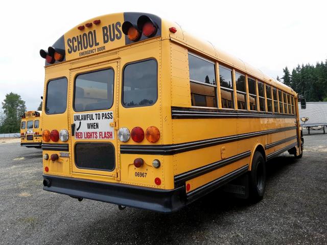 4UZAAXDC96CV36978 - 2006 FREIGHTLINER CHASSIS FS YELLOW photo 4