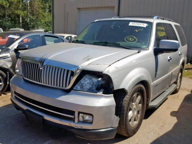 5LMFU28586LJ24754 - 2006 LINCOLN NAVIGATOR SILVER photo 2