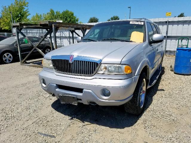 5LMPU28A3YLJ11513 - 2000 LINCOLN NAVIGATOR 银色 照片 2