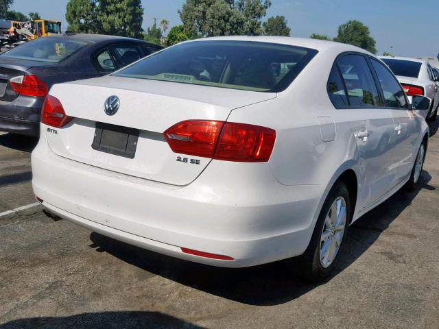 3VWDZ7AJ6BM344890 - 2011 VOLKSWAGEN JETTA SE WHITE photo 4