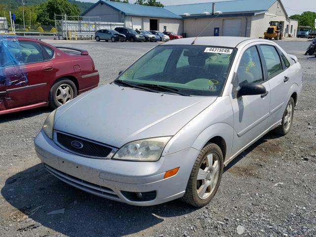 1FAFP34N85W290995 - 2005 FORD FOCUS ZX4 SILVER photo 2