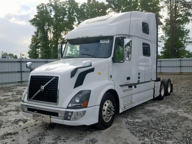 4V4NC9EH6GN938456 - 2016 VOLVO VN VNL WHITE photo 2