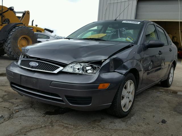 1FAFP34N66W179220 - 2006 FORD FOCUS ZX4 GRAY photo 2