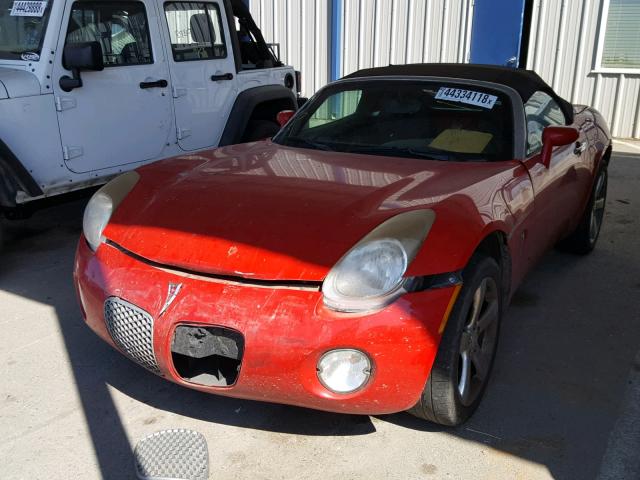 1G2MC35B08Y132987 - 2008 PONTIAC SOLSTICE RED photo 2