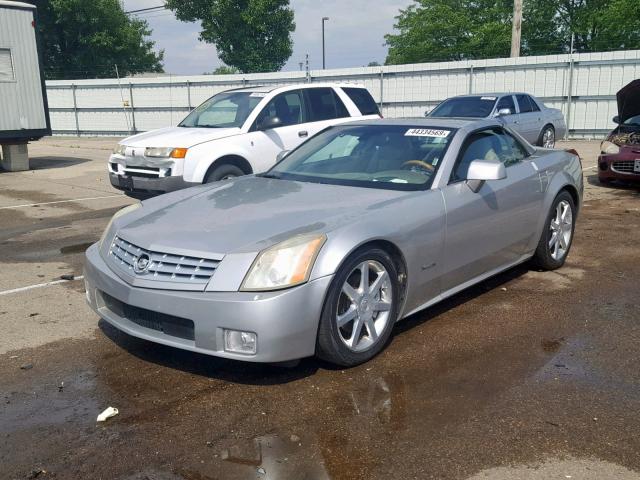 1G6YV34A455603961 - 2005 CADILLAC XLR SILVER photo 2