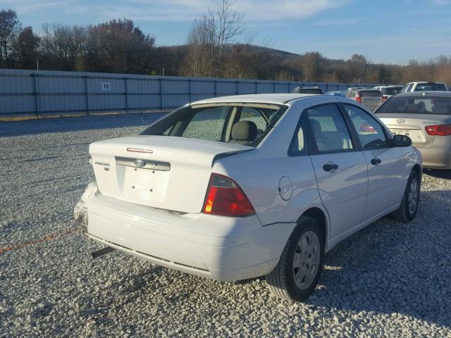 1FAFP34N97W241968 - 2007 FORD FOCUS ZX4 WHITE photo 4