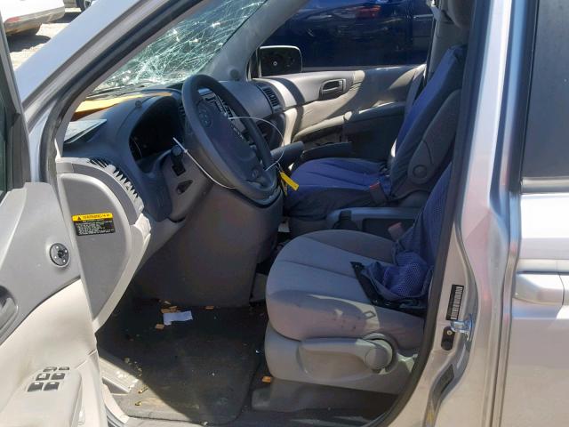 KNDMG4C73B6384577 - 2011 KIA SEDONA LX SILVER photo 5