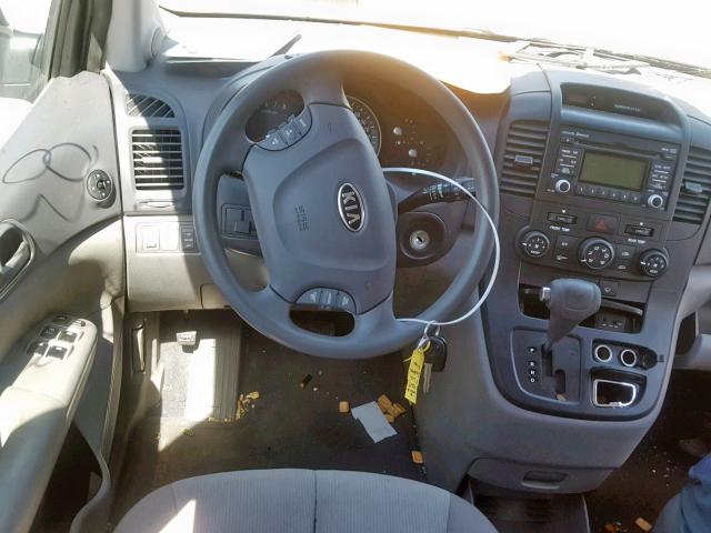 KNDMG4C73B6384577 - 2011 KIA SEDONA LX SILVER photo 9