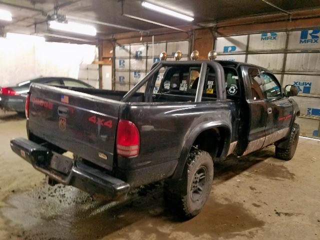 1B7GG22Y2XS172392 - 1999 DODGE DAKOTA BLACK photo 4