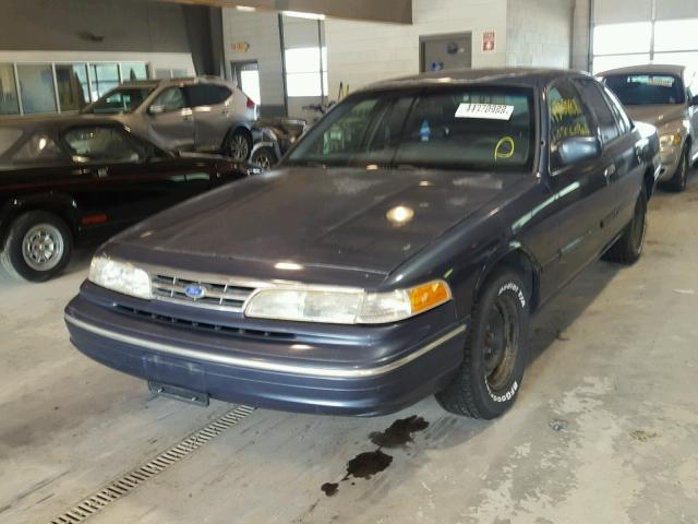 2FALP71W2VX136696 - 1997 FORD CROWN VICT BLUE photo 2