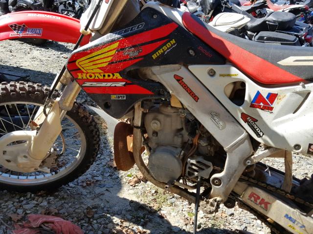 JH2ME0330WM005202 - 1998 HONDA CR250 R RED photo 10