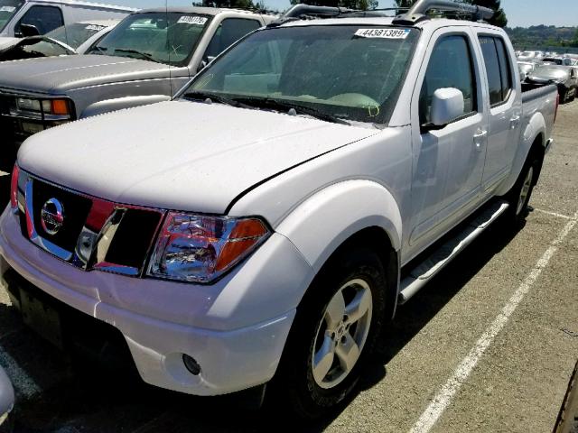 1N6AD07U26C477907 - 2006 NISSAN FRONTIER C WHITE photo 2