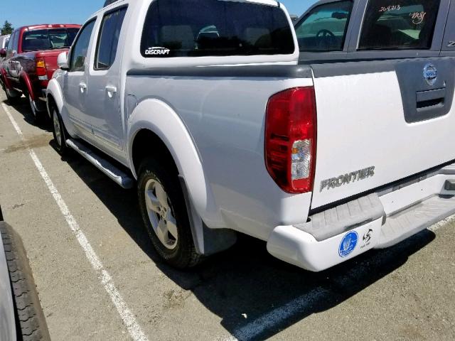 1N6AD07U26C477907 - 2006 NISSAN FRONTIER C WHITE photo 3