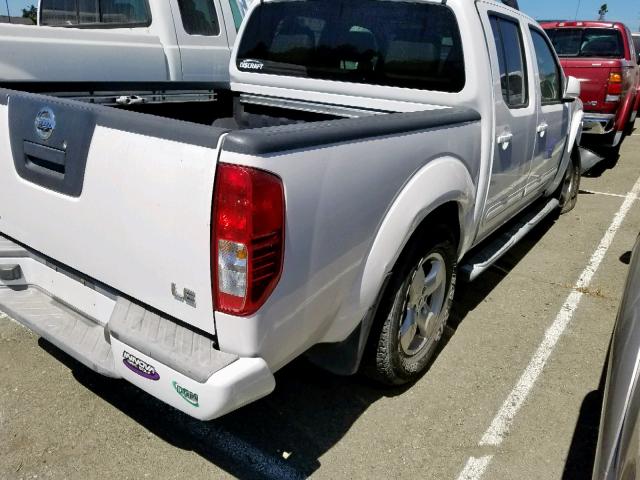 1N6AD07U26C477907 - 2006 NISSAN FRONTIER C WHITE photo 4