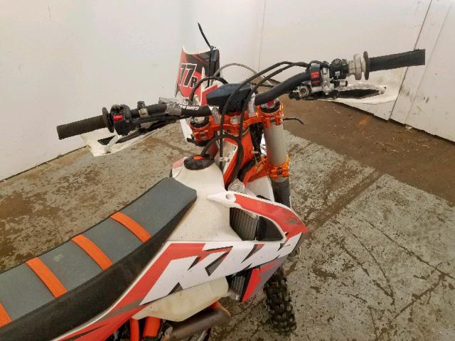 VBKEXK402HM397964 - 2017 KTM 450 EXC-F ORANGE photo 5