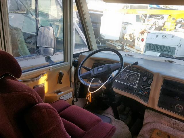 1GBKP37W7J3329458 - 1988 WINNEBAGO SUPERCHIEF BROWN photo 5