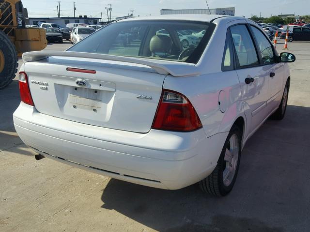 1FAFP34NX5W311183 - 2005 FORD FOCUS ZX4 WHITE photo 4