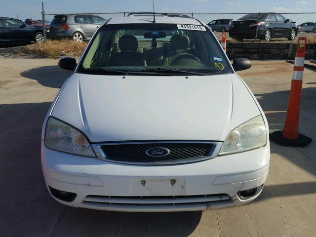 1FAFP34NX5W311183 - 2005 FORD FOCUS ZX4 WHITE photo 9