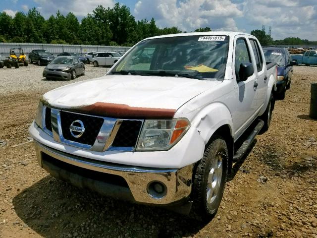 1N6AD07U06C475217 - 2006 NISSAN FRONTIER C WHITE photo 2