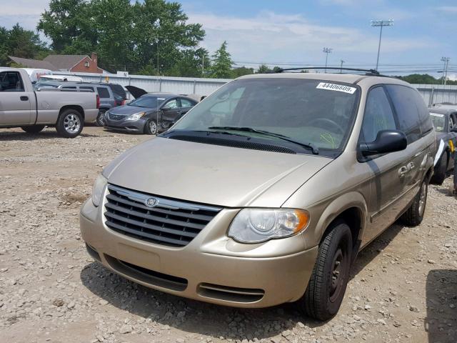 2C4GP44R95R232295 - 2005 CHRYSLER TOWN & COU GOLD photo 2