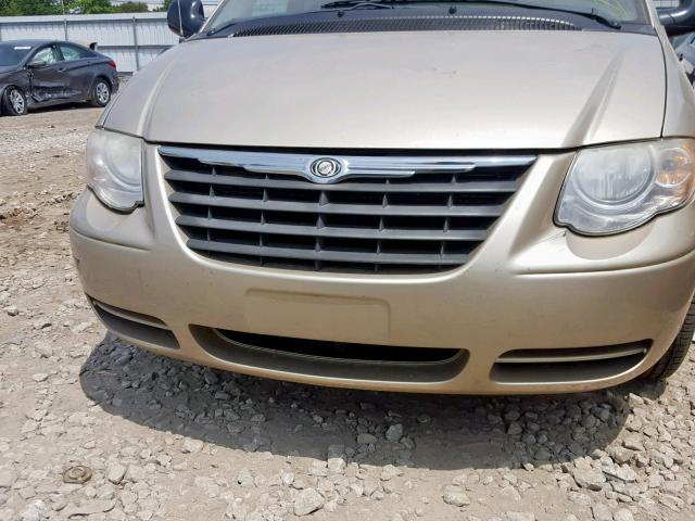 2C4GP44R95R232295 - 2005 CHRYSLER TOWN & COU GOLD photo 9