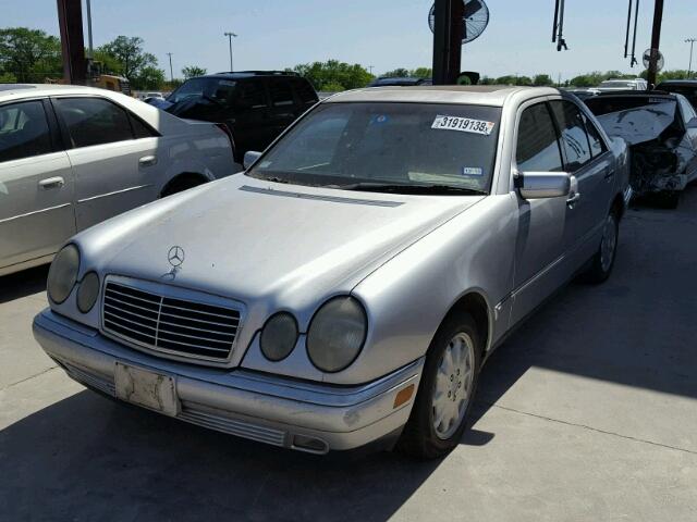 WDBJF65F7WA699566 - 1998 MERCEDES-BENZ E 320 SILVER photo 2