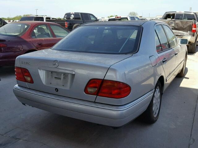 WDBJF65F7WA699566 - 1998 MERCEDES-BENZ E 320 SILVER photo 4