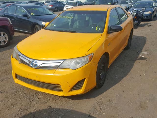 4T1BD1FK7DU073081 - 2013 TOYOTA CAMRY HYBR YELLOW photo 2