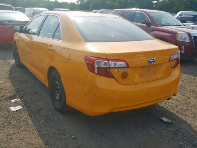 4T1BD1FK7DU073081 - 2013 TOYOTA CAMRY HYBR YELLOW photo 3