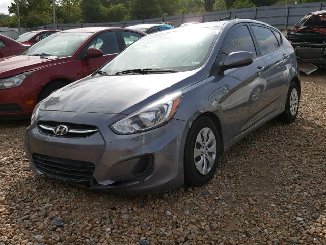 KMHCT5AE8GU289140 - 2016 HYUNDAI ACCENT SE GRAY photo 2