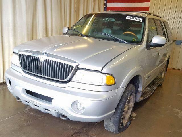 5LMPU28A9YLJ12066 - 2000 LINCOLN NAVIGATOR SILVER photo 2