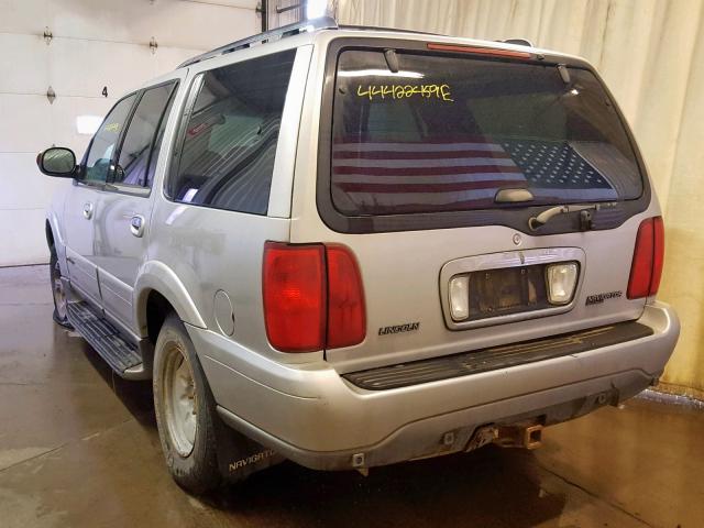 5LMPU28A9YLJ12066 - 2000 LINCOLN NAVIGATOR SILVER photo 3