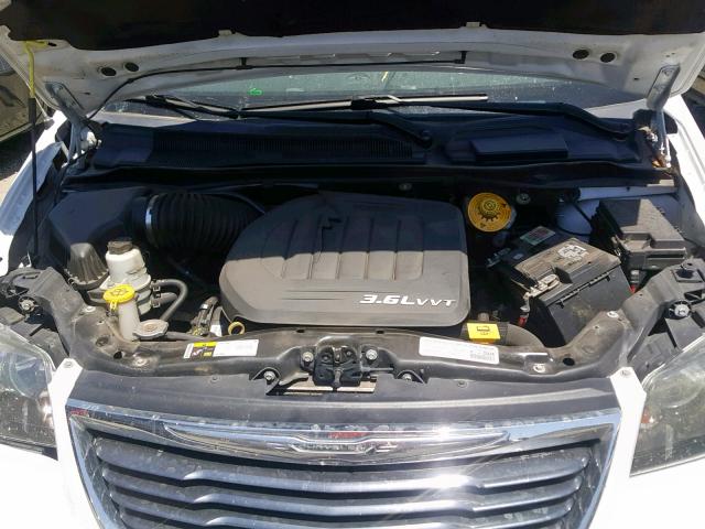 2C4RC1HGXER340226 - 2014 CHRYSLER TOWN & COU WHITE photo 7