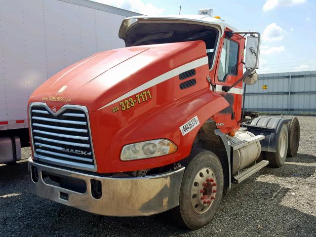 1M1AP02Y27N002493 - 2007 MACK 600 CXP600 RED photo 2