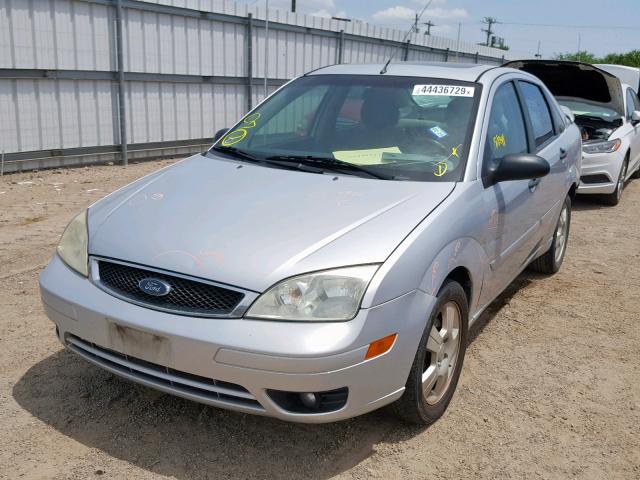 1FAHP34N67W140038 - 2007 FORD FOCUS ZX4 SILVER photo 2