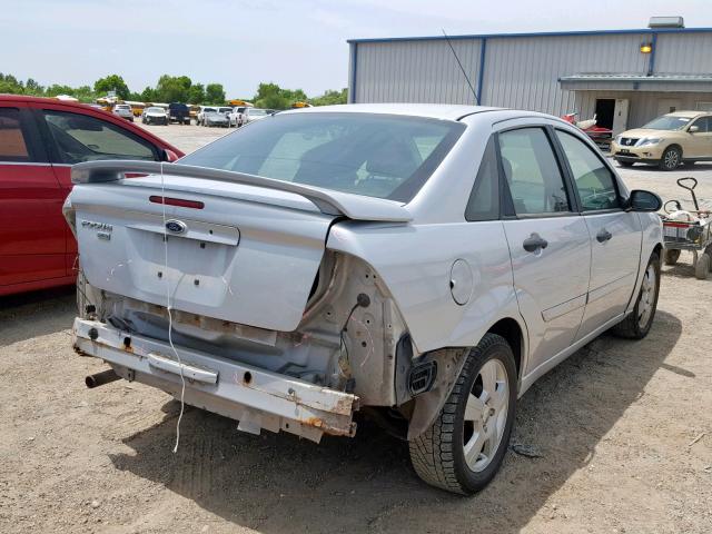 1FAHP34N67W140038 - 2007 FORD FOCUS ZX4 SILVER photo 4