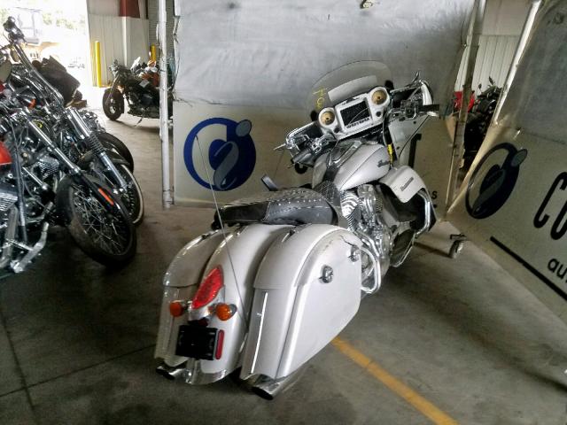 56KTRAAA6K3370736 - 2019 INDIAN MOTORCYCLE CO. ROADMASTER WHITE photo 4
