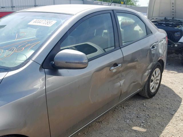 KNAFU4A22B5352067 - 2011 KIA FORTE EX SILVER photo 9