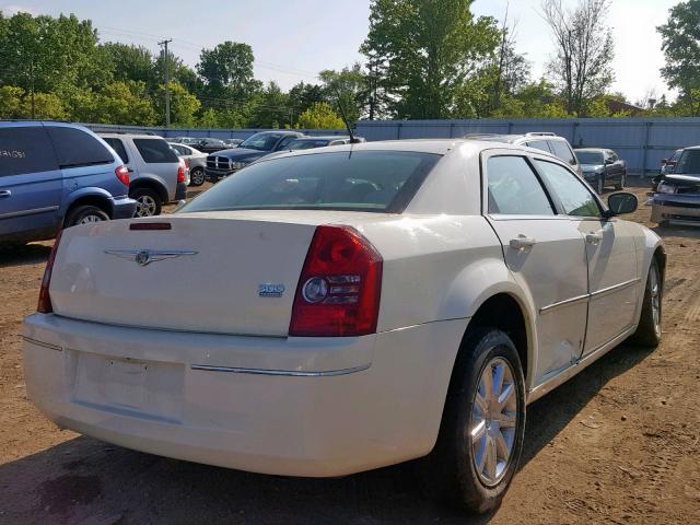 2C3LA53GX8H328005 - 2008 CHRYSLER 300 TOURIN WHITE photo 4