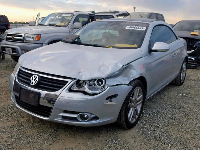 WVWFA71F28V016833 - 2008 VOLKSWAGEN EOS LUX 银色 照片 2