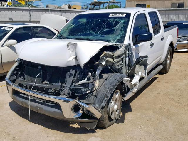 1N6AD07U67C423107 - 2007 NISSAN FRONTIER C WHITE photo 2