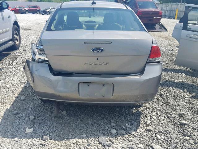 1FAHP32N28W261248 - 2008 FORD FOCUS S/SE SILVER photo 9