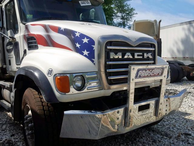 1M2AG11CX5M018578 - 2005 MACK 700 CV700 WHITE photo 7