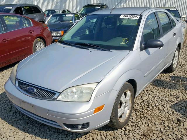 1FAHP34N25W291780 - 2005 FORD FOCUS ZX4 GRAY photo 2