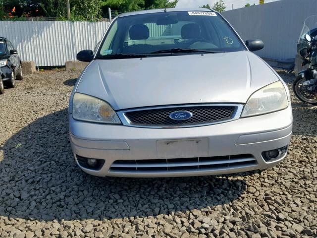 1FAHP34N25W291780 - 2005 FORD FOCUS ZX4 GRAY photo 9