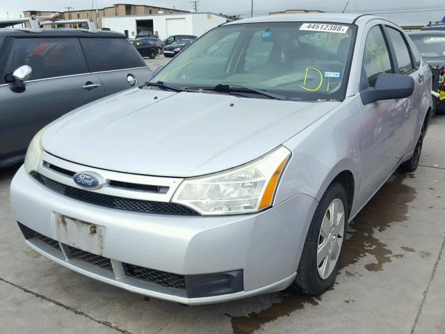 1FAHP34NX8W292941 - 2008 FORD FOCUS S/SE SILVER photo 2