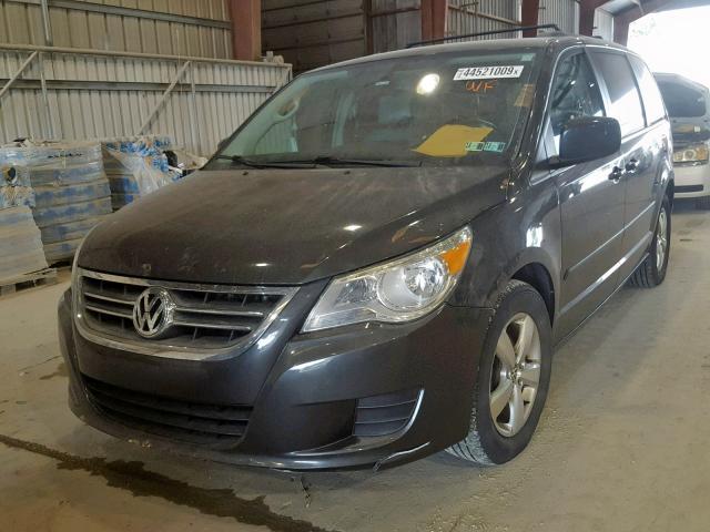 2V4RW3DGXBR738756 - 2011 VOLKSWAGEN ROUTAN SE GRAY photo 2