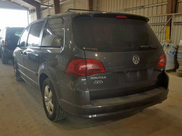 2V4RW3DGXBR738756 - 2011 VOLKSWAGEN ROUTAN SE GRAY photo 3